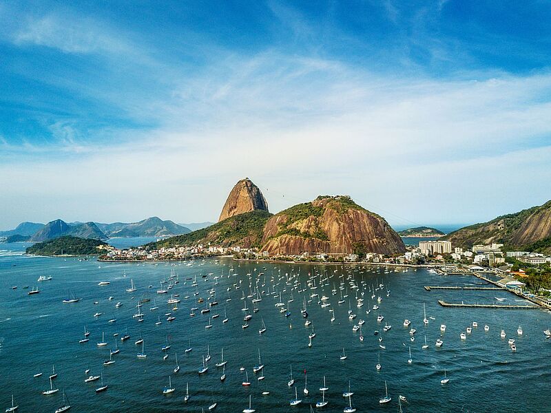 Blick auf den Zuckerhut in Rio de Janeiro, im Vordergrund viele kleine Boote auf dem Wasser