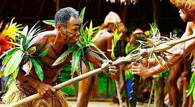 Bewohner Vanuatus in traditioneller Tracht mit Speer