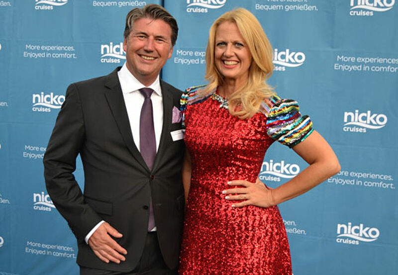 Taufpatin Barbara Schöneberger und Guido Laukamp, Geschäftsführer von Nicko Cruises, nach der erfolgreichen Taufe der Nicko Vision