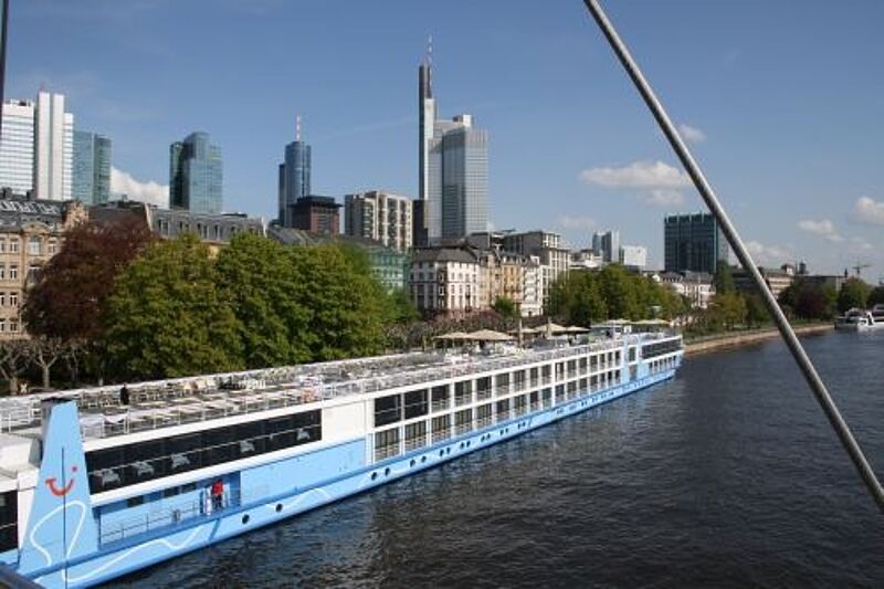 Twin Cruiser mit "Green- Globe"-Siegel: die TUI Allegra vor Frankfurt