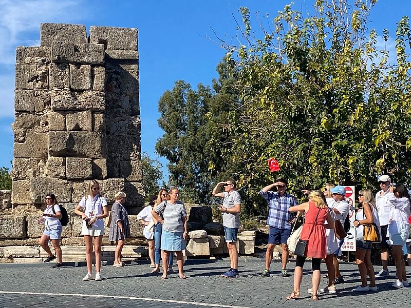 Auch sie freuen sich über gelockerte Corona-Auflagen in der Türkei: Reiseverkäufer 2021 während eines Famtrips von Ferien Touristik/Coral Travel in Side. Foto: mg