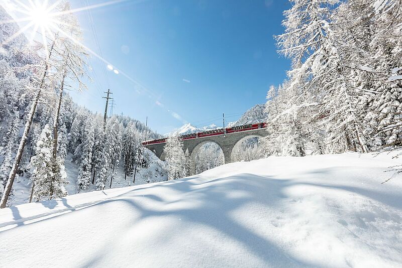 Der Bernina Express auf dem Albulaviadukt, verschneite Landschaft