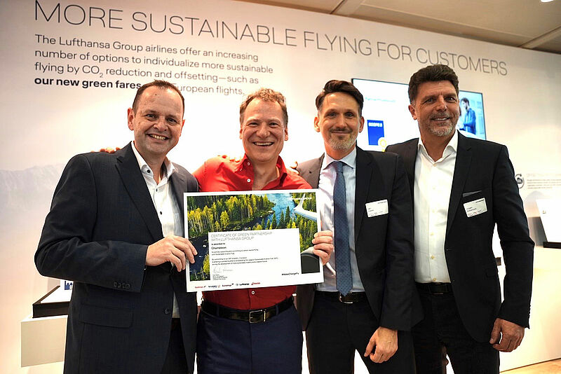 Ingo Lies (Zweiter von links) mit Vertretern von Lufthansa bei der Übergabe des Zertifikats