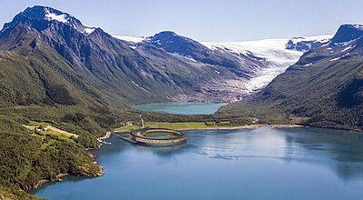 Das Six Senses Svart steht auf Pfählen in einem norwegischen Fjord