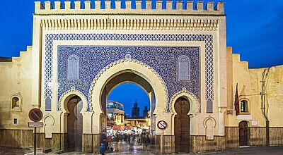 Mit blauem Stein verziertes Stadttor der Stadt Fes in Marokko zur blauen Stunde