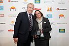 Zurück an die Spitze: DER Touristik Frankfurt, hier Astrid Stoll und Vertriebschef Kevin Keogh, eroberte Platz eins in der Kategorie „Bester Reisebüro-Service Veranstalter“