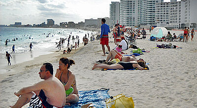 Die Badefreuden vor Hochhauskulisse gehen in Cancun ungehindert weiter.