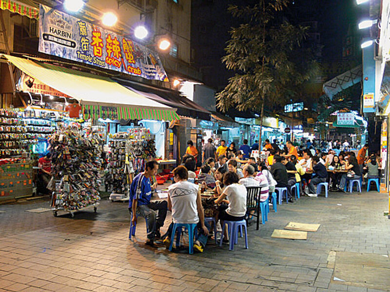 In der Nähe des Ladies’ Market in Hongkong sind viele Straßenrestaurants mit Spezialitäten aus allen Regionen Chinas zu finden.