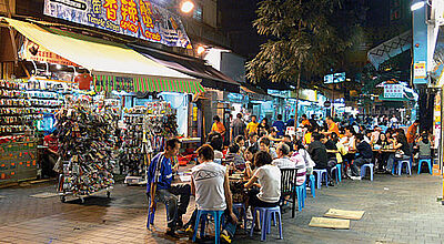 In der Nähe des Ladies’ Market in Hongkong sind viele Straßenrestaurants mit Spezialitäten aus allen Regionen Chinas zu finden.