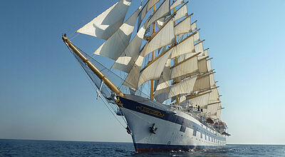 Das größte Fünfmast-Vollschiff der Welt, die Royal Clipper, darf als dennoch kleines Schiff nach wie vor ins Zentrum Venedigs Großsegler unter vollen Segeln auf blauem Meer