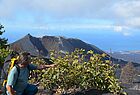 Ulrich Roth (La Palma Travel) zeigt auf die Feigen, die schon wieder am Vulkan Tajogaite wachsen 