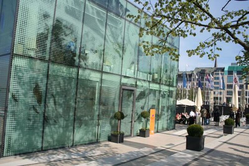 Modern und trendy: das Hapag-Lloyd Reisebüro am Hamburger Jungfernstieg