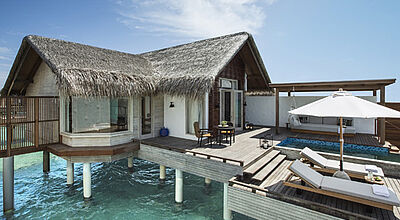 Alle Villen im neuen Fairmont Maldives Sirru Fen Fushi auf den Malediven haben einen eigenen Pool