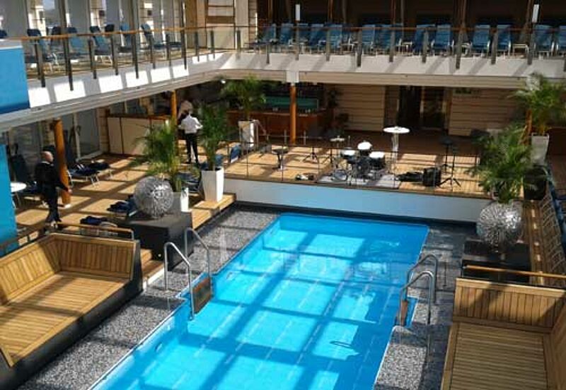 Luxus für Schwimmer: der 15 Meter lange Pool auf der Europa 2