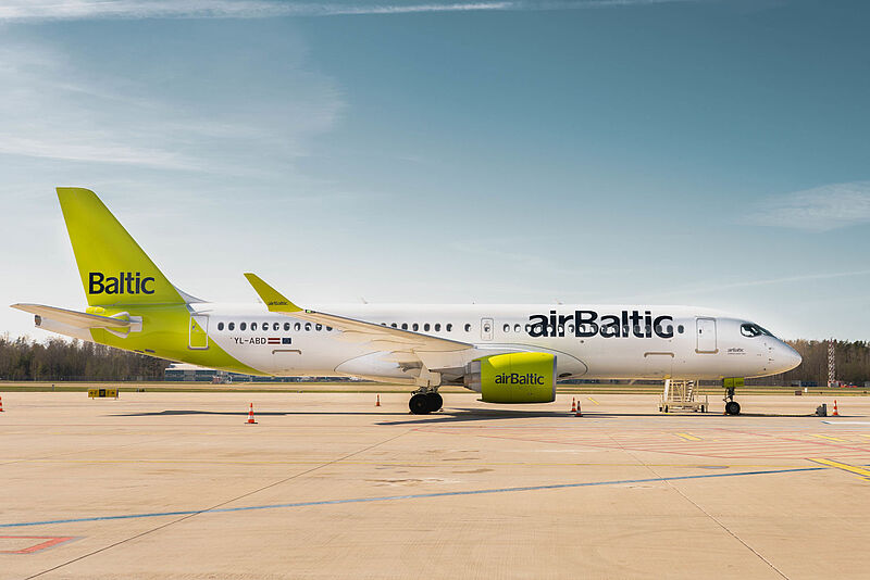 Flugzeug von Air Baltic auf einem Rollfeld an einem sonnigen Tag
