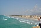 Blick auf die Küstenstadt Taqa