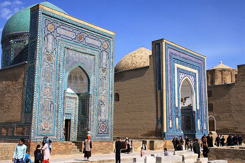 Eine neue Kleingruppenreise führt auch nach Usbekistan – hier auf dem Foto Mausoleen in Samarkand. Foto: ah