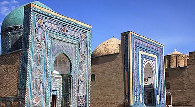 Eine neue Kleingruppenreise führt auch nach Usbekistan – hier auf dem Foto Mausoleen in Samarkand. Foto: ah