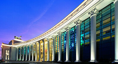 Hinter diesen Säulen verbirgt sich das neue Rixos-Hotel im Themenpark „The Land of Legends“