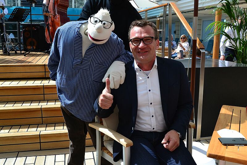Gute Laune an Bord: Klappmaul-Komiker Werner Momsen und Vertriebschef Carsten Sühring