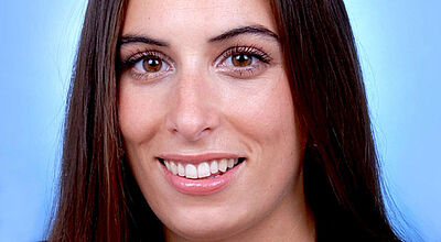 Angela Dinckels besetzt die neue Position der Business-Development-Managerin MSC Yacht Club DACH. Foto: Privat Porträtfoto Frau mit langen dunklen Haaren