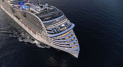 Die World America wird von Miami aus einwöchige Kreuzfahrten in die östliche und westliche Karibik anbieten Modell eines riesigen mehrstöckigen Schiffsneubau