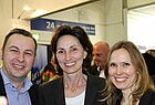 Silke Czulik von touristik aktuell (Mitte) mit Andrea Fröbel (DRV) und Stefan Körlin von der R + V Versicherung