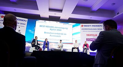 Cornelius Meyer, Marija Linnhoff, Sven Liebert, Achim Wehrmann und Beate Zwermann auf der Bühne