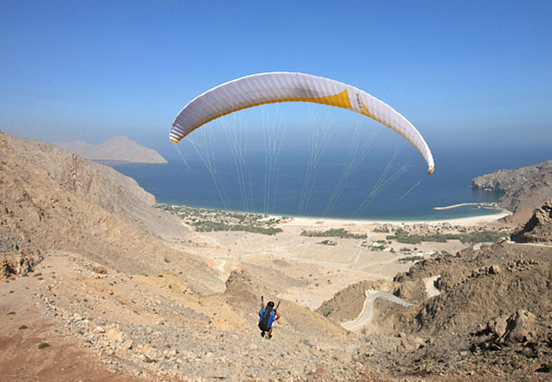 Für Mutige: Gleitschirmflug ins Six Senses Zighy Bay in der omanischen Exklave Musandam