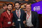 Ehrengäste beim Globus Award: Die syrischen Flüchtlinge Yamen Alfakhouri (Reisemarkt Henning) und Muhamad Haj Hasan(Reiseagentur El Mundo) mit Ernst Hochstein, Reiseagentur El Mundo
