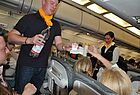 Beste Betreuung: An Bord des Lufthansa-Sonderflugs hilft ein Schmetterling-Mitarbeiter beim Catering.