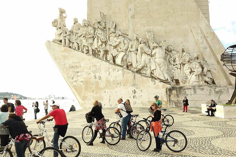 Eine neue Tour führt von Porto nach Lissabon - im Bild Radfahrer am Denkmal der Entdeckungen im Lissaboner Stadtteil Belem