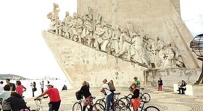 Eine neue Tour führt von Porto nach Lissabon - im Bild Radfahrer am Denkmal der Entdeckungen im Lissaboner Stadtteil Belem