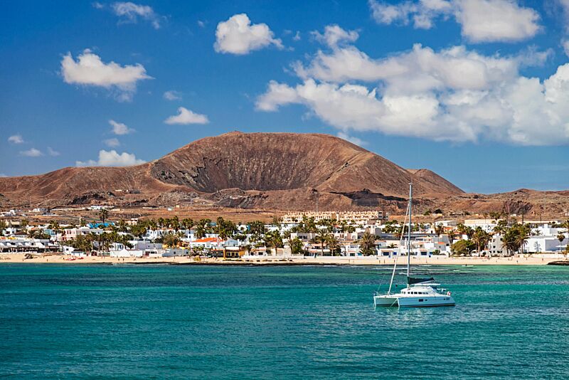 Für den Winter legt Veranstalter FTI den Fokus auf die Kanarischen Inseln, im Bild die Stadt Corralejo auf Fuerteventura