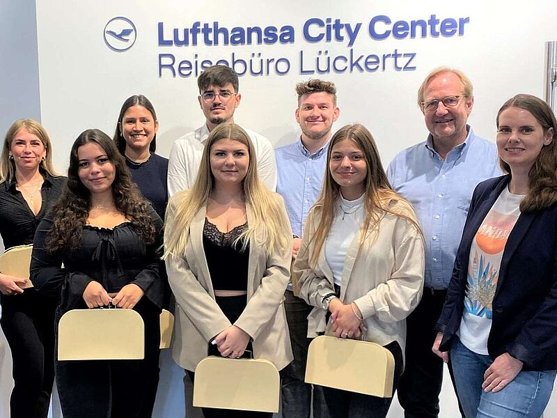 Die neuen Azubis vom LCC-Reisebüro Lückertz zusammen mit den Geschäftsführern Laura Brokramp (rechts), Matthias Lückertz (zweiter von rechts) und Ralf Trilsbeek (links). Foto: LCC