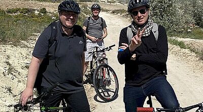 Männer mit Rücksäcken auf Fahrrädern