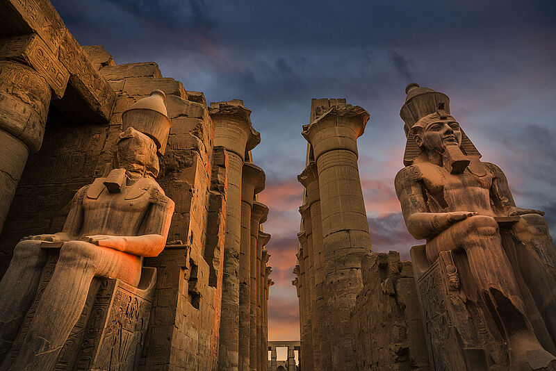 Bei der Seminarreise nach Ägypten besuchen die Teilnehmer den Luxor-Tempel am Abend