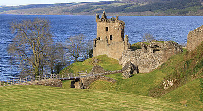 Zu den Neuzugängen im Nordland-Programm gehört die Reise „Wildes Schottland“, die auch zu Urquhart Castle am Loch Ness führt.
