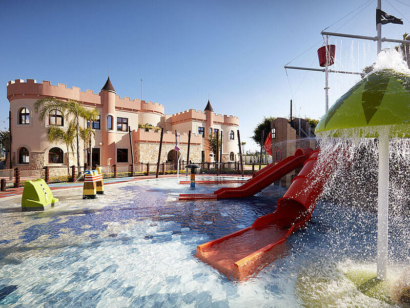 Für Kids bietet das Parklane, a Luxury Collection auf Zypern nun ein Piratenschiff. Foto: Parklane, a Luxury Collection Resort & Spa