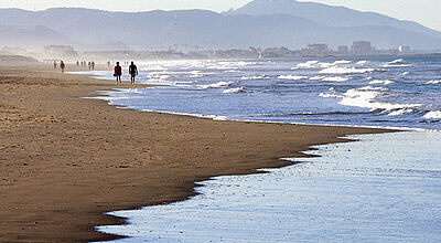 Spaziergänger am Strand Les Deveses Spaziergänger am Strand Les Deveses