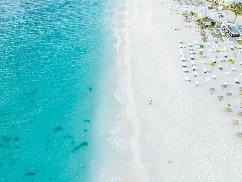 Am Eagle Beach auf Aruba sind einige Sonnenplätze frei. Für Touristiker gibt es die vergünstigt. Foto: FVA Aruba