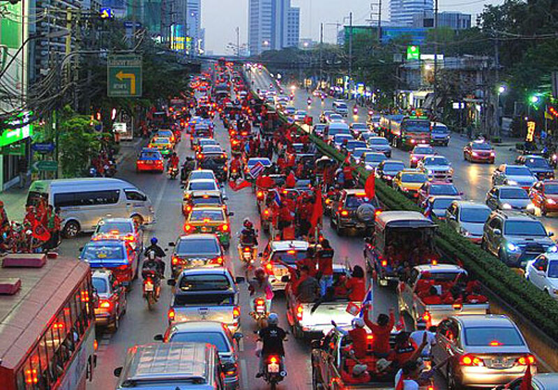 Brennpunkt Bangkok: Wegen der Gewalt auf den Straßen sagen Veranstalter Reisen in die Metropole ab.