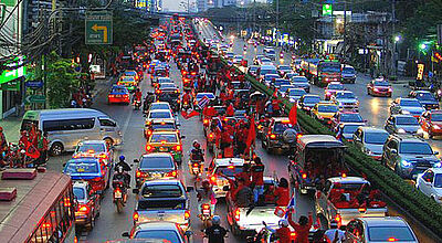 Brennpunkt Bangkok: Wegen der Gewalt auf den Straßen sagen Veranstalter Reisen in die Metropole ab.