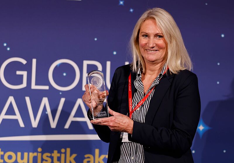 Eva Sick von Sunny Cars wurde im Zuge der Globus Night zur Besten Außendienstlerin 2023 gekürt. Wer in diesem Jahr das Rennen macht, bleibt abzuwarten Eva Sick auf der Bühne mit einem Pokal in der Hand