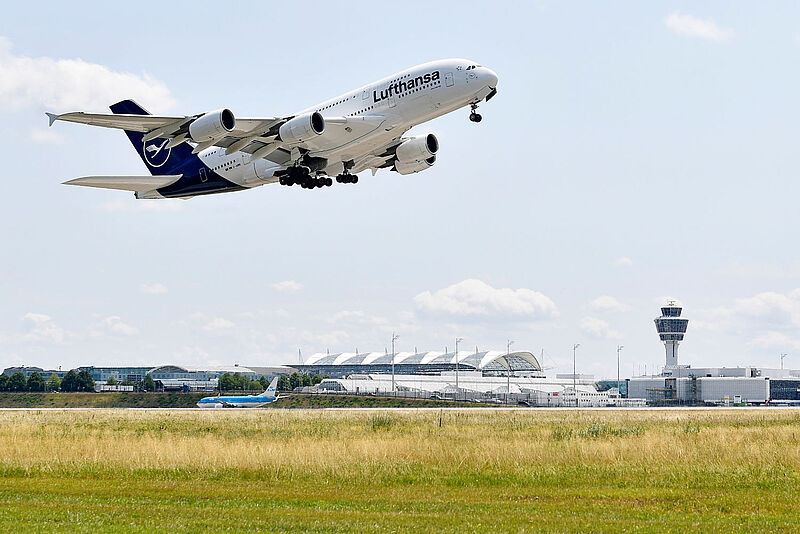 Lufthansa setzt im nächsten Sommer A380-Jets ab München ein Ein Airbus A380 von Lufthansa landet am Flughafen München