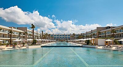 Der Pool im neuen Melia Durres ist rund 130 Meter lang