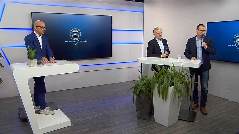 Auf der TVG-Tagung: (v.l.) Sonnenklar.TV-Moderator Goofy Förster, FTI-Chef Ralph Schiller und Vertriebschef Richard Reindl