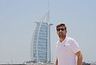 Reiseberater Stefan Klotmann am Jumeirah Beach mit Blick auf den Burj al Arab