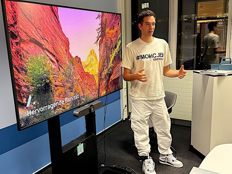 Timo Kohlenberg, Chef von America Unlimited, hält einen Vortrag vor Reisebüros