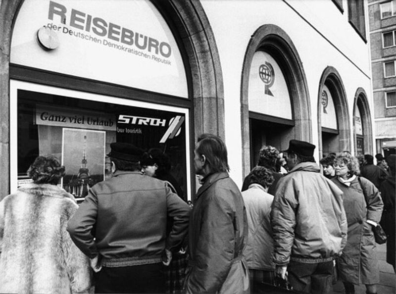 Ein Ansturm, der nie wieder kommt: DDR-Bürger 1990 vor dem Leipziger Reisebüros Stroh, das noch heute existiert.